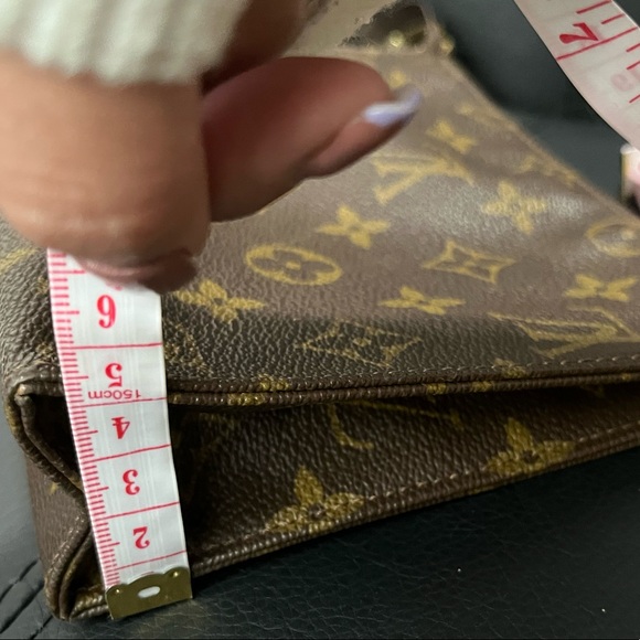 Authentic Louis Vuitton Toiletry 19 in Monogram - Picture 11 of 16